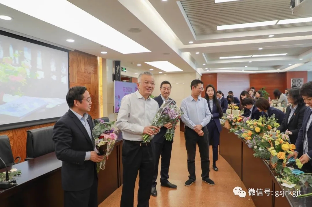 集團(tuán)工會組織開展“花香盈袖 情滿金控”插花培訓(xùn)活動